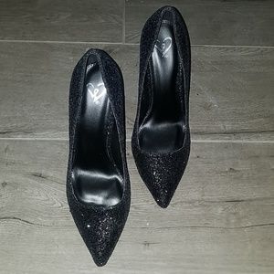 BLACK GLITTER PUMPS